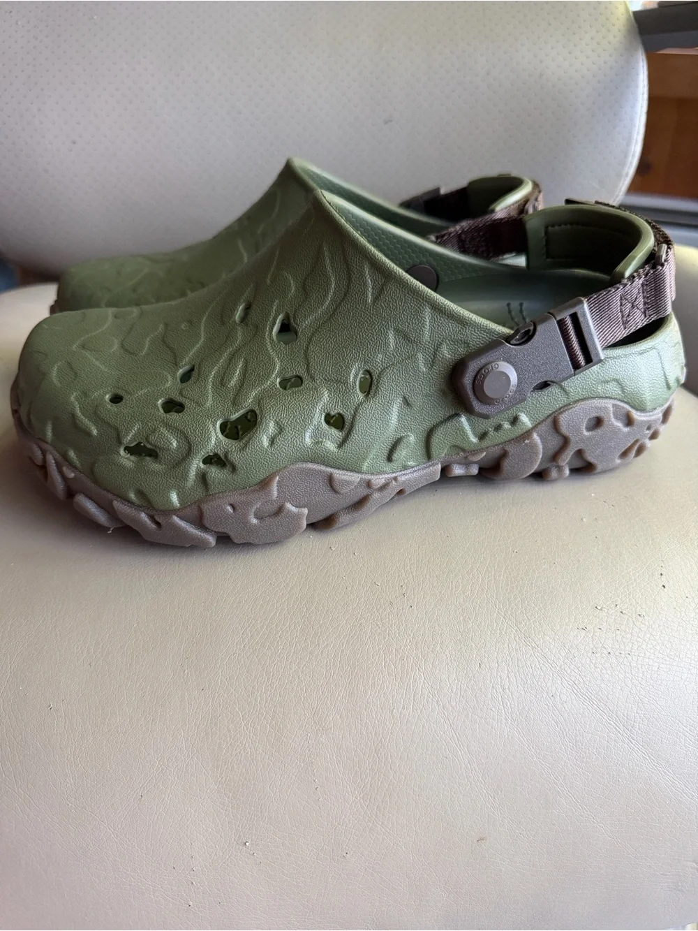 825 EUC Men’s Crocs All Terrain Atlas Green Clogs with Canvas Straps